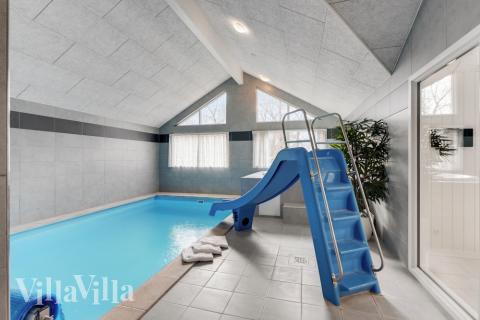 Feriehus 832 har et flott basseng med sklie, et stort innebygd boblebad og en badstue