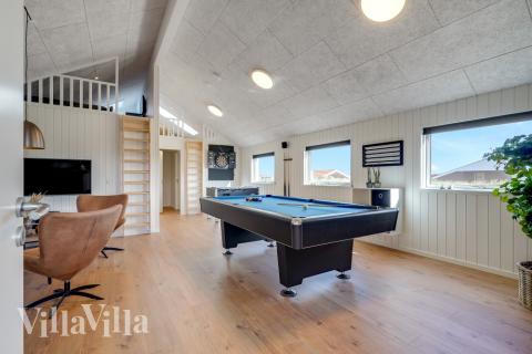 I tillegg til alle aktivitetsmulighetene i husets bassengavdeling, kan du også spille biljard, bordtennis og dart i luksushus nr. 832