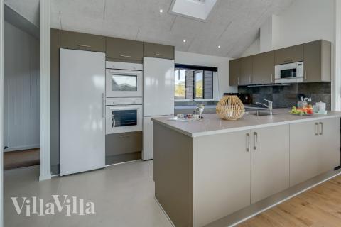 Kjøkkenet i luksushus nr. 832 er fullt utstyrt så dere lett kan lage mat til 18 personer.