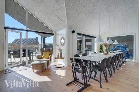 Det er plass til 18 personer i det store lyse oppholdsrommet i luksushus nr. 832.