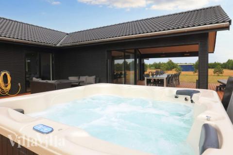 Nyt varmen i boblebadet i luksushus nr. 649 i Lolland/Falster/Møn