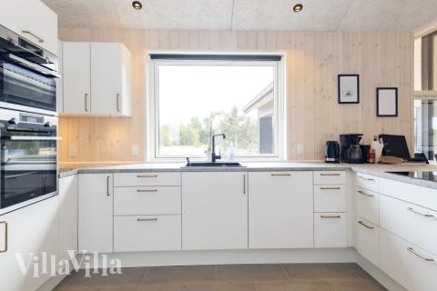 Kjøkkenet i luksushus nr. 649 er fullt utstyrt så dere lett kan lage mat til 14 personer.