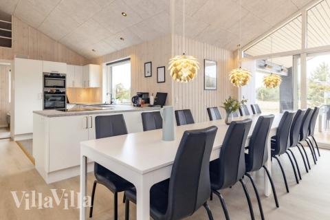 Det er plass til 14 personer i det store lyse oppholdsrommet i luksushus nr. 649.