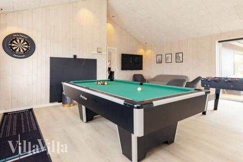 Luksushus nr. 649 til 14 personer tilbyr et stort aktivitetsrom med bl.a. biljard og dart