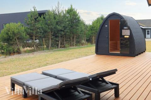 På terrassen i feriehus nr. 649 er det plass til 14 personer.