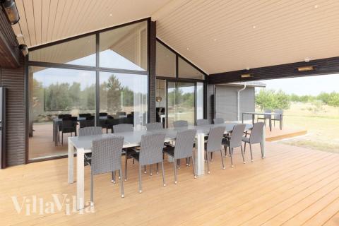 Luksushus nr. 649 har en deilig terrasse med gode hagemøbler til 14 personer.