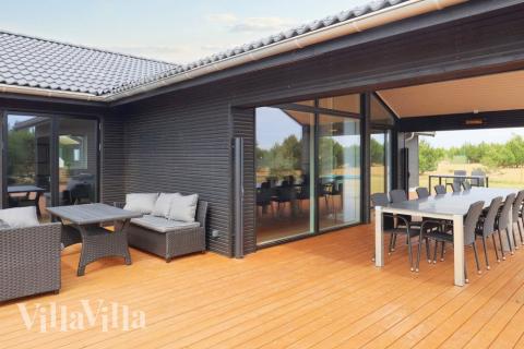 Nyt en grillkveld på terrassen i luksushus nr. 649 i Lolland/Falster/Møn