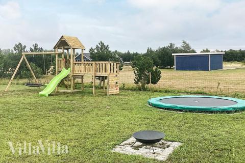 I det attraktive feriehuset nr. 649 i Lolland/Falster/Møn finnes det mengder av utendørsaktiviteter, som leketårn og huskestativ.