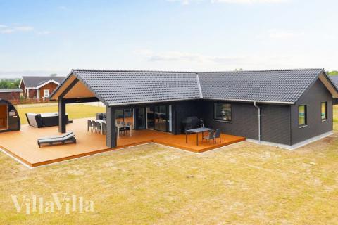 Dette lekre huset med svømmebasseng, nr. 649, med plass til 14 personer, ligger i Lolland/Falster/Møn