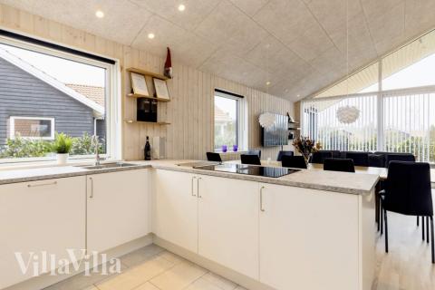 Kjøkkenet i luksushus nr. 650 er fullt utstyrt så dere lett kan lage mat til 10 personer.