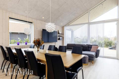 Det er plass til 10 personer i det store lyse oppholdsrommet i luksushus nr. 650.