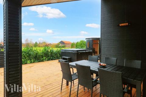Luksushus nr. 650 har en deilig terrasse med gode hagemøbler til 10 personer.