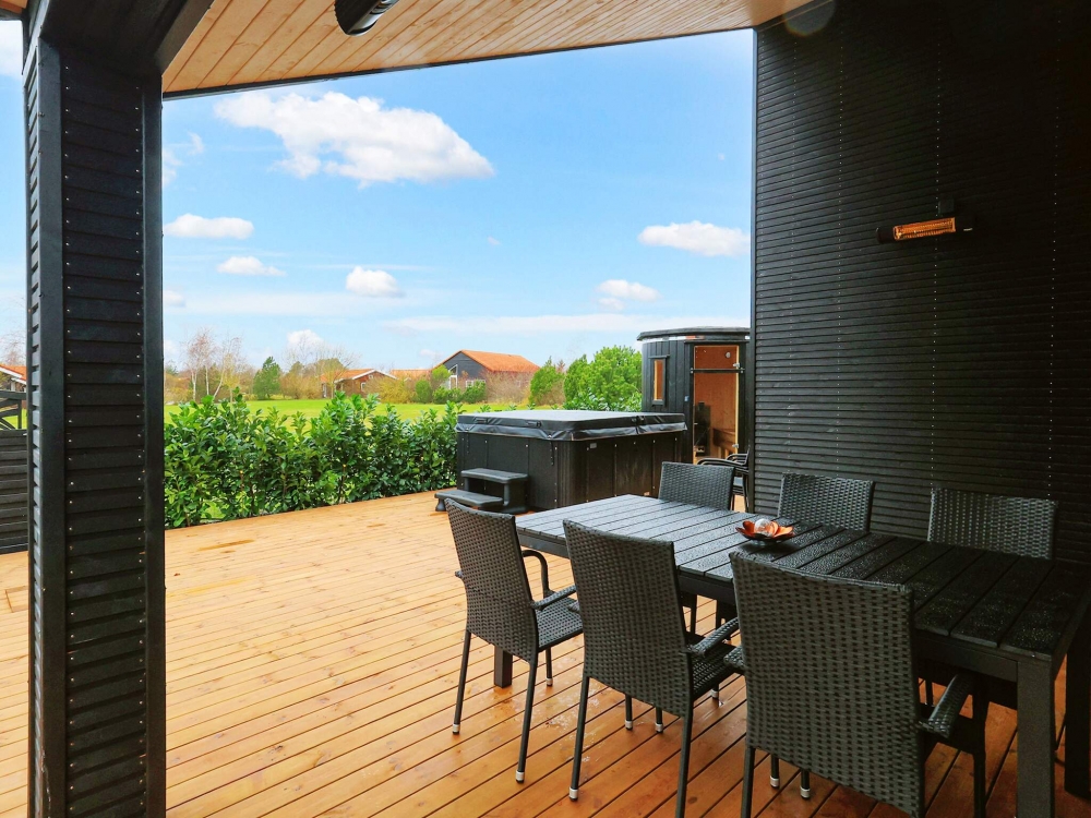 Luksushus nr. 650 har en deilig terrasse med gode hagemøbler til 10 personer.