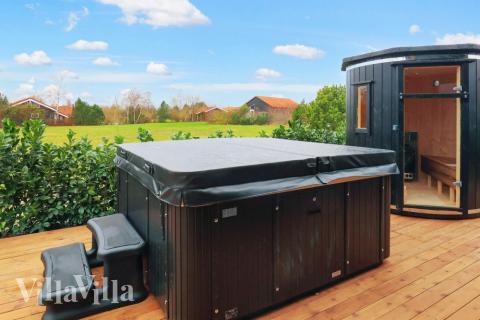 Nyt varmen i boblebadet i luksushus nr. 650 i Lolland/Falster/Møn