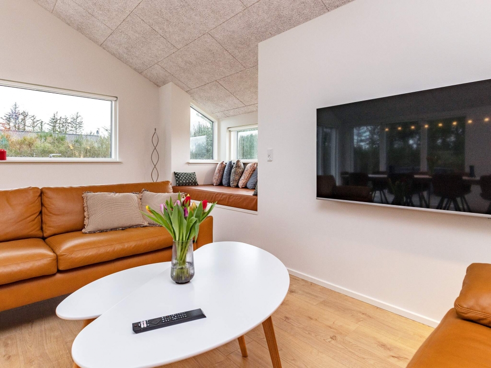 Sofaen i luksushus nr. 651 i Nordjylland er perfekt for å hygge seg med et brettspill eller se en film sammen.