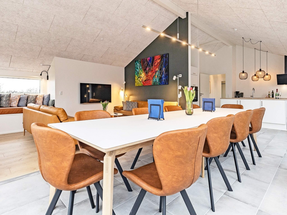 Det er plass til 10 personer i det store lyse oppholdsrommet i luksushus nr. 651.