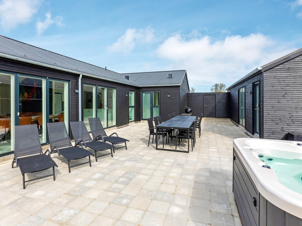Nyt en grillkveld på terrassen i luksushus nr. 651 i Nordjylland