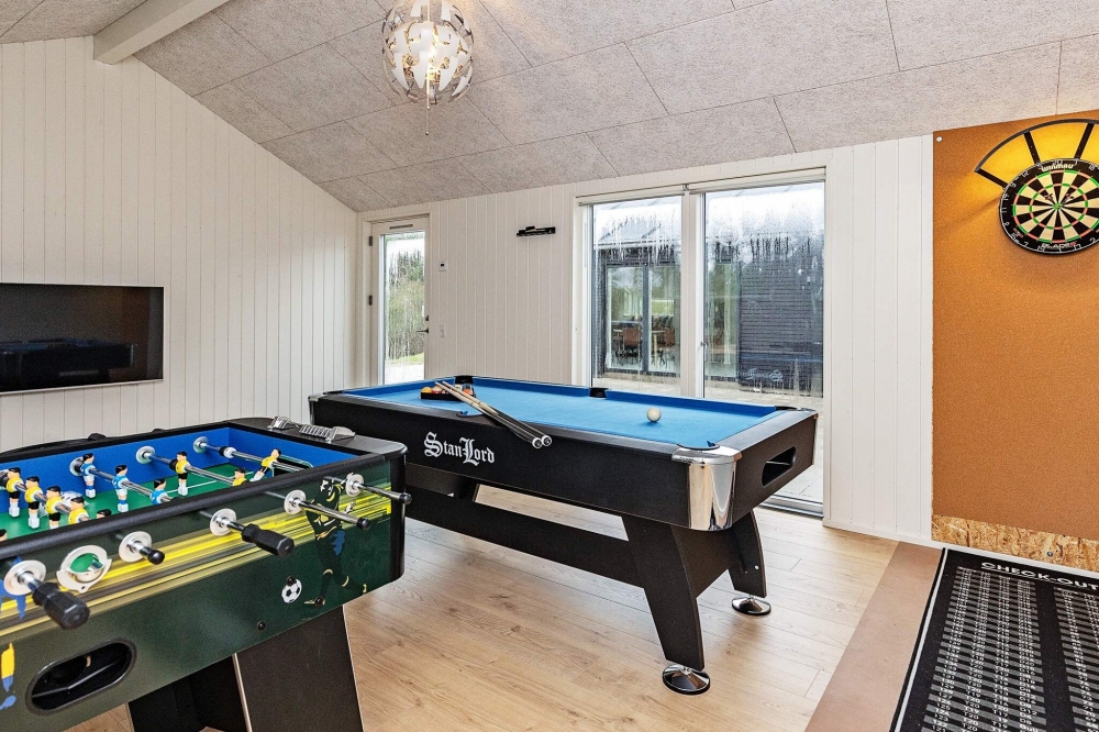 I tillegg til alle aktivitetsmulighetene i husets bassengavdeling, kan du også spille biljard, bordtennis og dart i luksushus nr. 651