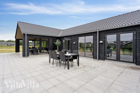 Nyt en grillkveld på terrassen i luksushus nr. 653 i Vestjylland