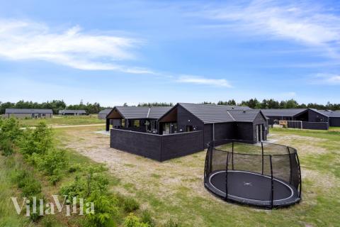 Dette lekre huset med svømmebasseng, nr. 653, med plass til 22 personer, ligger i Vestjylland