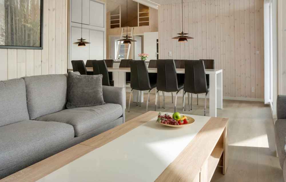 Sofaen i luksushus nr. 661 i Lolland/Falster/Møn er perfekt for å hygge seg med et brettspill eller se en film sammen.