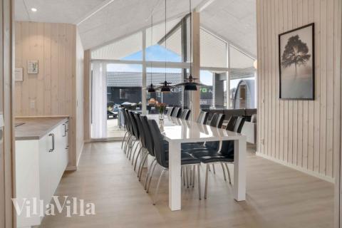 Det er plass til 14 personer i det store lyse oppholdsrommet i luksushus nr. 661.