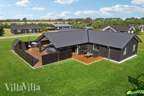 Dette lekre huset med svømmebasseng, nr. 661, med plass til 14 personer, ligger i Lolland/Falster/Møn