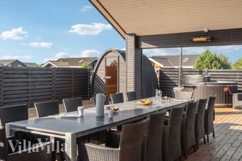 Luksushus nr. 661 har en deilig terrasse med gode hagemøbler til 14 personer.