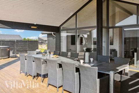 Nyt en grillkveld på terrassen i luksushus nr. 661 i Lolland/Falster/Møn