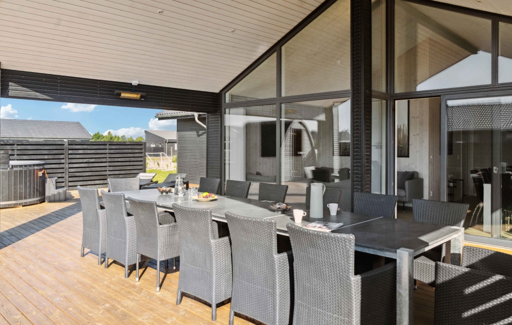 Nyt en grillkveld på terrassen i luksushus nr. 661 i Lolland/Falster/Møn