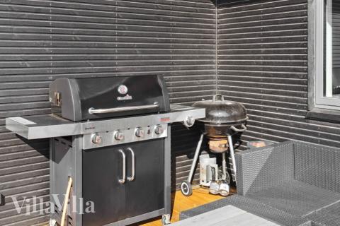 På terrassen i feriehus nr. 661 er det plass til 14 personer.