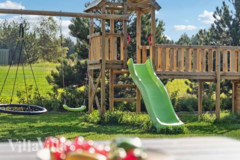 I det attraktive feriehuset nr. 661 i Lolland/Falster/Møn finnes det mengder av utendørsaktiviteter, som leketårn og huskestativ.