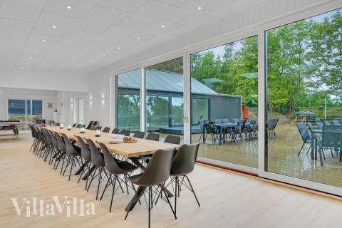 Det er plass til 26 personer i det store lyse oppholdsrommet i luksushus nr. 674.