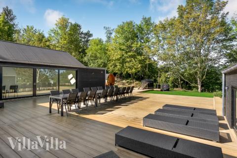 Nyt en grillkveld på terrassen i luksushus nr. 674 i Nordsjælland