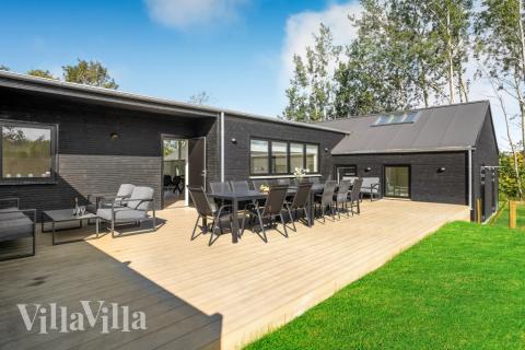 På terrassen i feriehus nr. 674 er det plass til 26 personer.