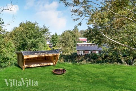 I det attraktive feriehuset nr. 674 i Nordsjælland finnes det mengder av utendørsaktiviteter, som leketårn og huskestativ.