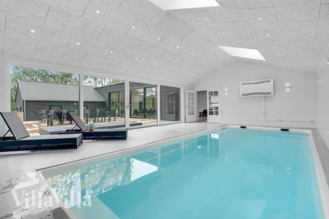 Feriehus 674 har et flott basseng med sklie, et stort innebygd boblebad og en badstue