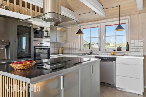 Kjøkkenet i luksushus nr. 675 er fullt utstyrt så dere lett kan lage mat til 15 personer.