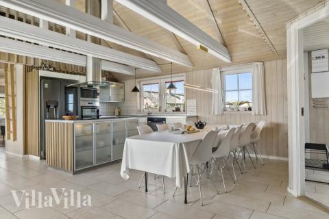 Det er plass til 15 personer i det store lyse oppholdsrommet i luksushus nr. 675.