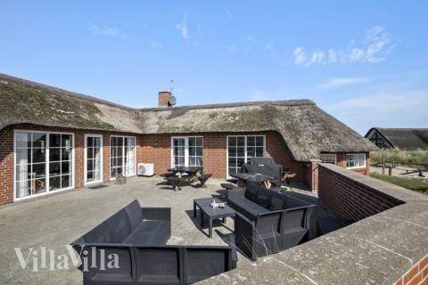 Nyt en grillkveld på terrassen i luksushus nr. 675 i Vestjylland