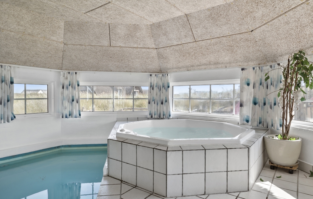 Nyt varmen i boblebadet i luksushus nr. 675 i Vestjylland