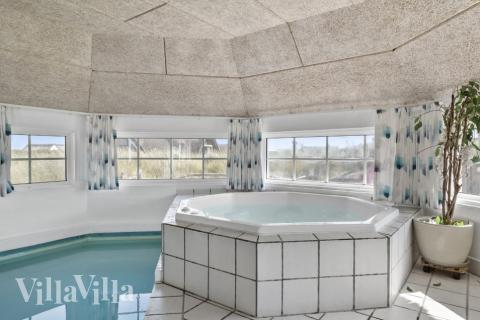 Nyt varmen i boblebadet i luksushus nr. 675 i Vestjylland