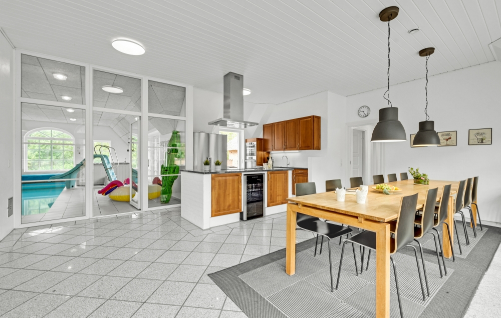Det er plass til 16 personer i det store lyse oppholdsrommet i luksushus nr. 677.