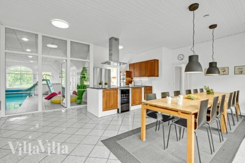 Det er plass til 16 personer i det store lyse oppholdsrommet i luksushus nr. 677.