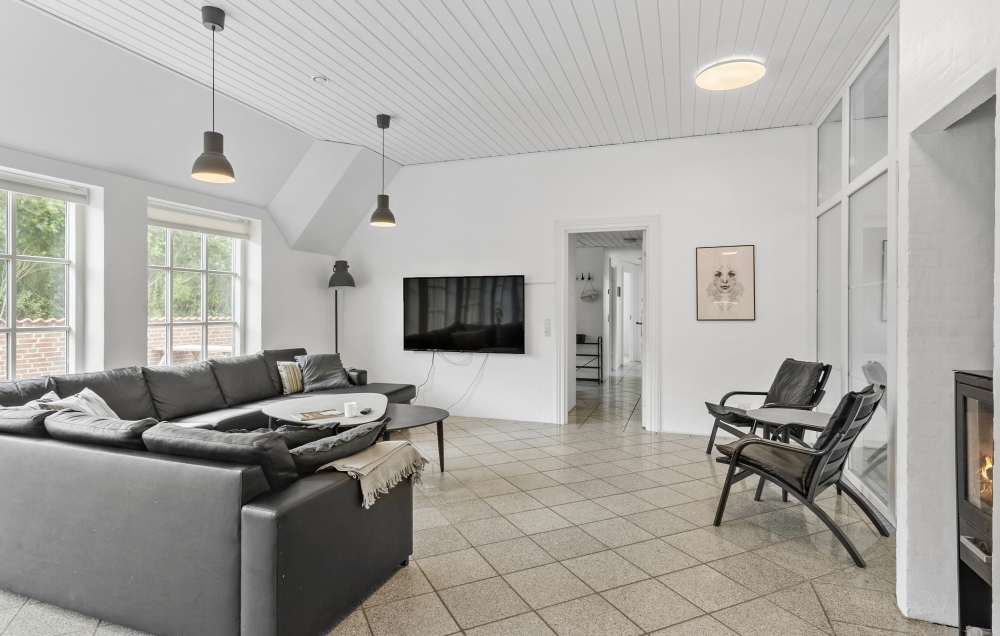 Sofaen i luksushus nr. 677 i Vestjylland er perfekt for å hygge seg med et brettspill eller se en film sammen.