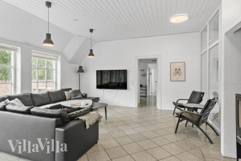 Sofaen i luksushus nr. 677 i Vestjylland er perfekt for å hygge seg med et brettspill eller se en film sammen.