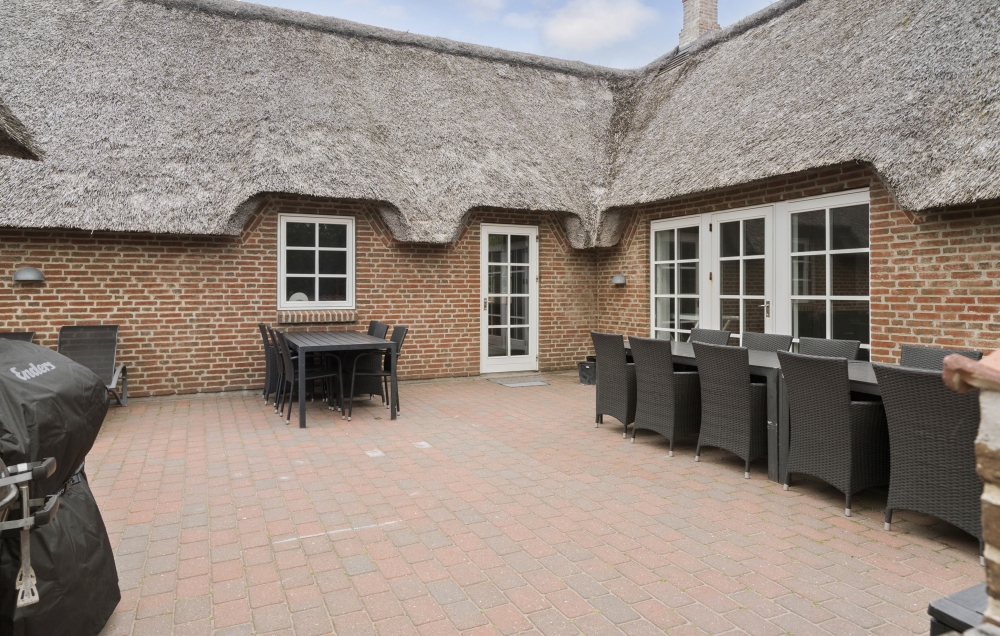 Nyt en grillkveld på terrassen i luksushus nr. 677 i Vestjylland