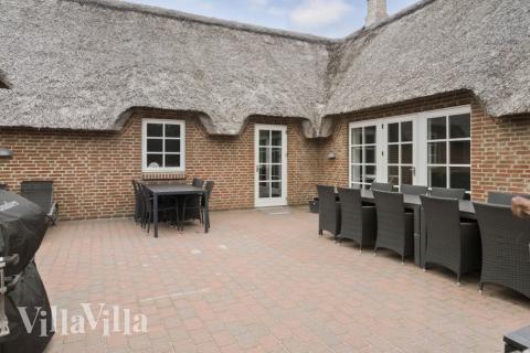 Nyt en grillkveld på terrassen i luksushus nr. 677 i Vestjylland