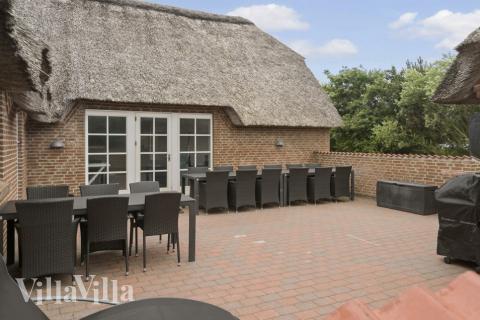 Luksushus nr. 677 har en deilig terrasse med gode hagemøbler til 16 personer.