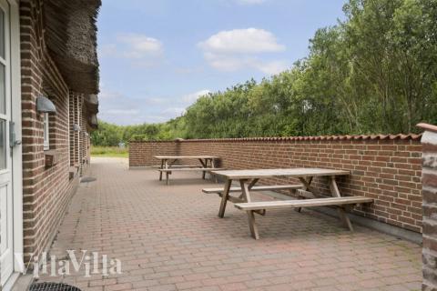 På terrassen i feriehus nr. 677 er det plass til 16 personer.